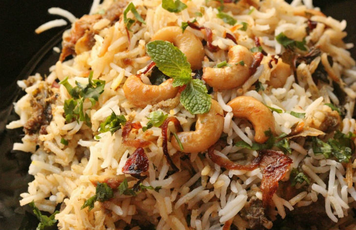 বিয়ারি বিরিয়ানি: <br> 
এটি ম্যাঙ্গালুরু স্পেশাল বিরিয়ানি। তবে কর্নাটকের দক্ষিণের মুসলিম সম্প্রদায়ের মধ্যেই প্রধানত <br> জনপ্রিয়তা পেয়েছে এই বিরিয়ানি। এই ডিশটি তৈরির আগে সুগন্ধী চালে ঘি আর মশলা মাখিয়ে সারা রাত রেখে দেওয়া হয়। <br> পরের দিন মাংস বা সি ফুড দিয়ে তৈরি করা হয় বিয়ারি বিরিয়ানি।