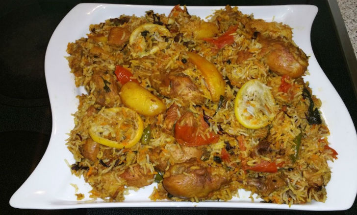 সিন্ধি বিরিয়ানি: <br> 
একমাত্র এই বিরিয়ানিতেই সবুজ কাঁচা লঙ্কা চিরে দেওয়া হয়। আলুবখরা আর ইয়োগার্টও দেওয়া হয় সিন্ধি বিরিয়ানি তৈরিতে।