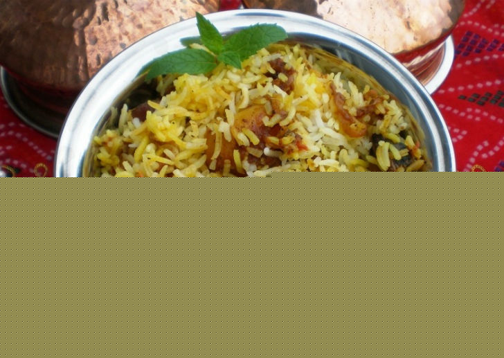 বম্বে বিরিয়ানি: <br> 
অনন্য স্বাদের বম্বে বিরিয়ানিতে চিকেন-মটনের সঙ্গে থাকে ছোট করে কাটা আলুর টুকরোও।<br> হালকা মিষ্টি স্বাদের এই বিরিয়ানি খেতেও চমৎকার।