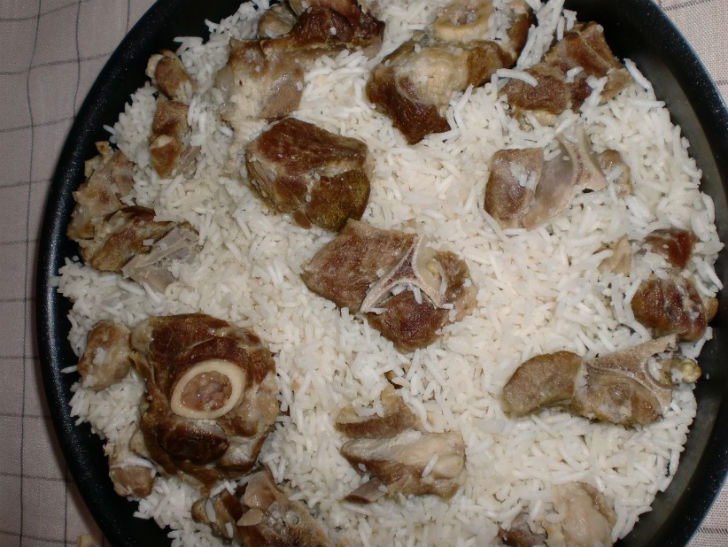 দুধ কা বিরিয়ানি: <br> 
হায়দরাবাদে বেড়াতে গেলে এই বিরিয়ানি মিস করবেন না। দুধের ক্রিম ব্যবহার করা হয় এই বিরিয়ানি তৈরিতে। সঙ্গে থাকে রোস্টেড নাটস।