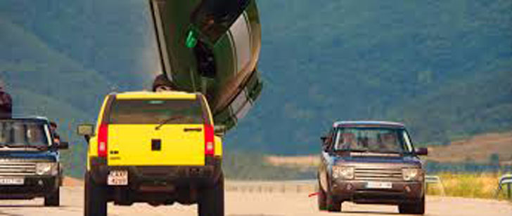 মুখোমুখি গাড়ি সংঘর্ষে, একটি গাড়ি আকাশে উড়বেই। কিন্তু বাস্তবে গাড়ি মুখোমুখি সংঘর্ষে গাড়িতে আগুন ধরে যায়। কিন্তু কোনও গাড়িই উড়ে যায় না।