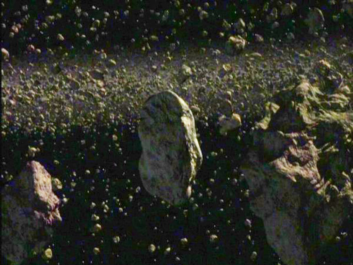 বলিউডি ছবিতে দেখা যায় গ্রহাণু ক্ষেত্র বেস ঘিঞ্জি। আর মহাকাশ যানকে খুব কষ্ট করে সামনের দিকে এগিয়ে যেতে হয়। গহাণু ক্ষেত্র ছবিতে যেমন ঘিঞ্জি ভাবে দেখানো হয়, তেমনটা কিন্তু নয়। গহাণুরা একে অপরের চেয়ে প্রায় ১০ লক্ষ মাইল দূরে অবস্থিত।