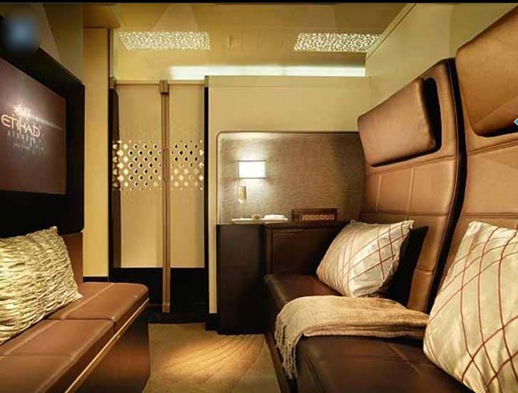 এ৩৮০ এয়ারবাসে দু’টি ডেক রয়েছে। একটি মেন ডেক। যেখানে ইকনোমি ক্লাসের সিট রয়েছে। আর একটি আপার ডেক। এখানকার সব সিট প্রিমিয়াম ক্লাসের।