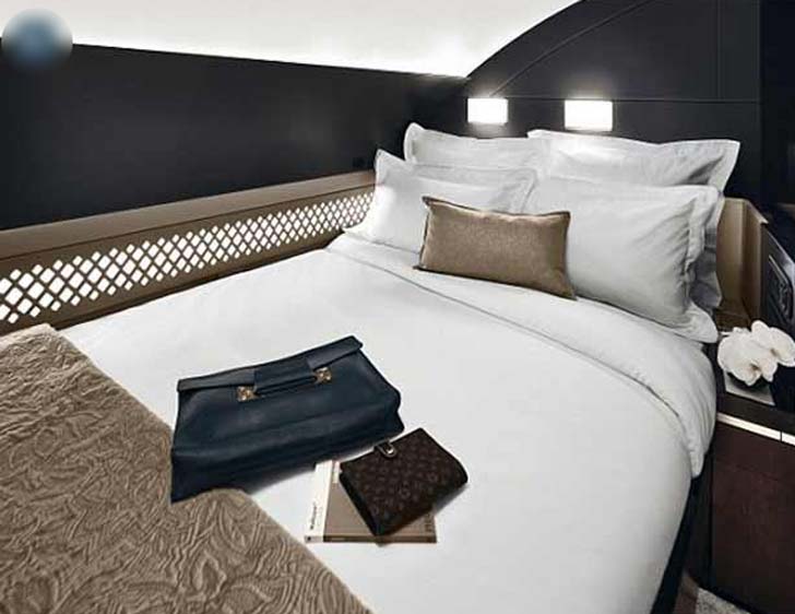 আপার ক্লাসে ৭০টি বিজনেস ক্লাস সিট, ৯টি অ্যাপার্টমেন্ট এবং তিনটি রেসিডেন্স রয়েছে।