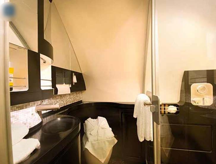 দুই কেবিনের মাঝে ড্রয়িং রুম রয়েছে। সেখানে রয়েছে কারুকার্য করা সুজ্জিত সোফা, হাতির দাঁতের তৈরি টেবিল, পেল্লায় সাইজের টেলিভিশন।