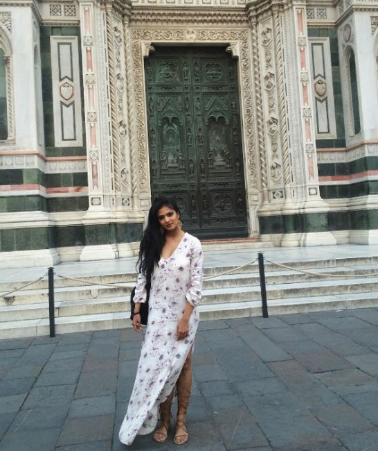 ফ্যাশনের প্রতি ভালবাসা ছিল প্রথম থেকেই। নিজের ফ্যাশন ব্লগও খোলেন মালবিকা। নাম দেন, ‘দ্য স্কারলেট উইন্ডো’।