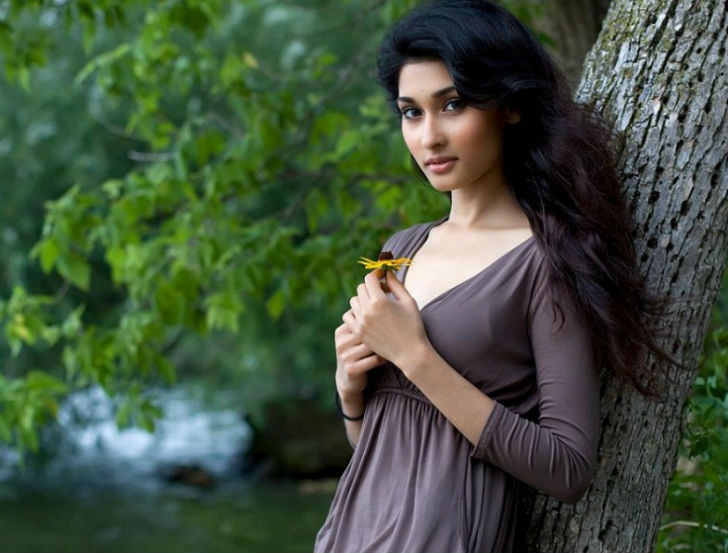 আমেরিকার মিনেসোটা ইউনিভার্সিটি থেকে সফটওয়্যার ইঞ্জিনিয়রিং নিয়ে স্নাতক হন।