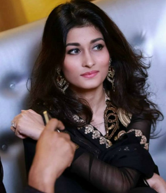 পাশাপাশি টিভি শো, বিজ্ঞাপনেও কাজ করতে থাকেন চুটিয়ে।