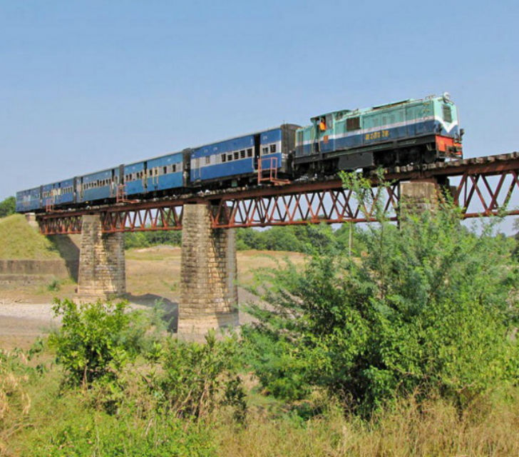 দু’পাশে তুলোর ক্ষেত। তার মধ্যে দিয়েই হেলতে দুলতে আজও ছুটে চলেছে শকুন্তলা এক্সপ্রেস।