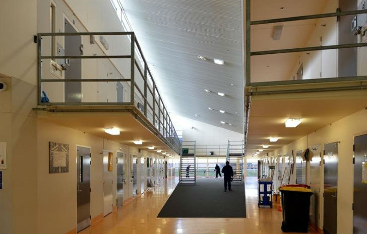 ওটাগো কারেকশন ফেসিলিটি: <br> 
নিউজিল্যান্ডের এই জেলে নিরাপত্তা ব্যবস্থা খুব কড়া। যদিও জেলের মধ্যে সুসজ্জিত ঘরে কয়েদিরা থাকেন বেশ <br> বহাল তবিয়তেই। এখানেও অপরাধীদের সমাজে মূল স্রোতে ফিরিয়ে আনার জন্য <br> পেশাভিত্তিক প্রশিক্ষণের উপর গুরুত্ব দেওয়া হয়। লাইট ইঞ্জিনিয়ারিং, ডেয়ারি ফার্মিং, <br> কুকিংয়ের মতো বিষয়ে প্রশিক্ষণ দিয়ে পুনর্বাসন দেওয়া হয় কয়েদিদের।