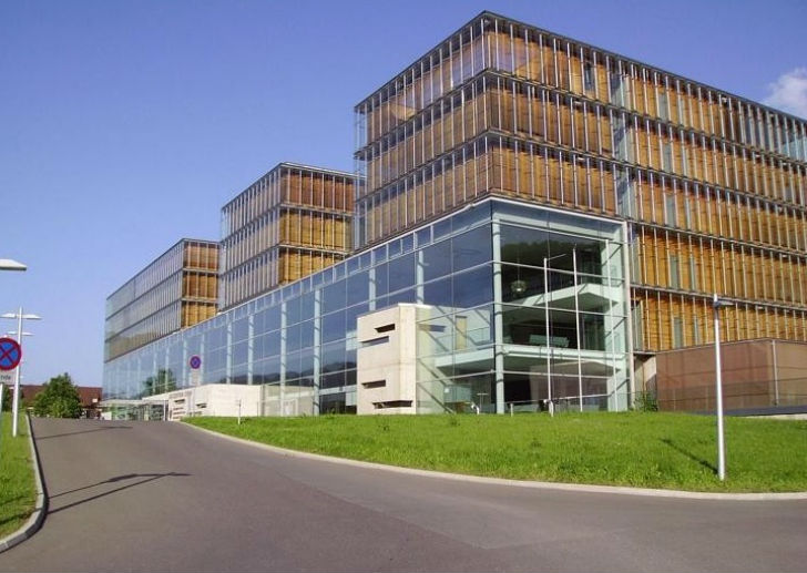 জাস্টিন সেন্ট্রাল লিওবেন: <br> 
জেলের অন্দরমহল দেখলে যে কোনও তারকা খচিত হোটেল বলে ভুল হতে পারে। এতটাই সুন্দর অস্ট্রিয়ার এই জেলখানা। <br> প্রত্যেক কয়েদির জন্য আলাদা ঘর দেওয়া হয় এখানে। থাকে ব্যক্তিগত বাথরুম, <br> রান্নাঘর, টিভিও। বিভিন্ন ধরনের খেলার সরঞ্জামও রয়েছে এখানে। অবসর সময়ে <br> ক্রিকেট-ফুটবল-বেসবলে ব্যস্ত থাকেন এখানকার বন্দিরা।