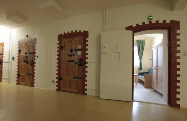 জেভিএ ফুহলসবুটেল জেল: <br> 
জার্মানির হামবুর্গে রয়েছে এই জেলটি। ২০১১-তে সংস্কারের পর এই জেলের প্রতিটি ঘরে এখন রয়েছে বিছানা, <br> অতিরিক্ত কাউচ, বাথরুম, কনফারেন্স রুম, লন্ড্রিও।