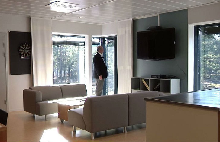 হালডেন জেল:
অনেক বন্দিই এখানে এলে আর ফিরতে চান না। এমনই সুন্দর নরওয়ের এই জেল। প্রত্যেক কয়েদির জন্য <br> রয়েছে আলাদা ঘর, বাথরুম। অবসর কাটানোর জন্যও রয়েছে নানা ব্যবস্থাও। <br> লাইব্রেরি, রেকর্ডিং স্টুডিও, মাউটেনিয়ারিং সবেরই ব্যবস্থা রয়েছে এই জেলখানায়।