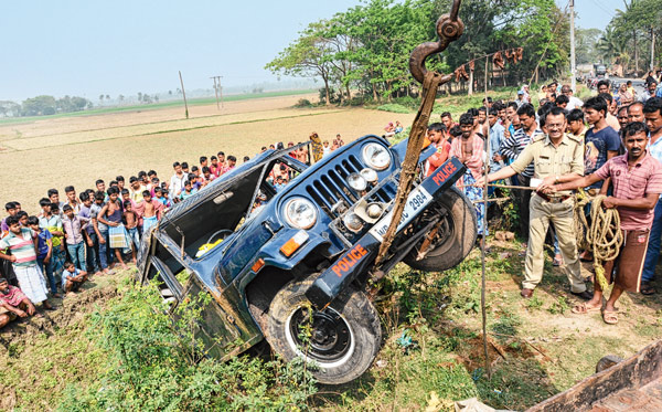 উদ্ধার: গাড়িটিকে নয়ানজুলি থেকে তোলা হচ্ছে। ছবি: নির্মল বসু