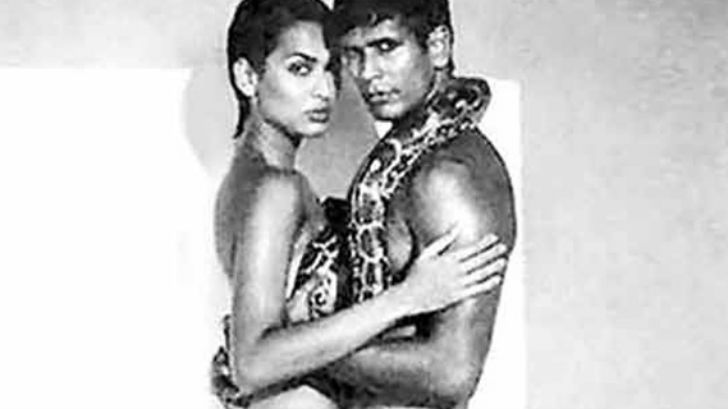 নব্বইয়ের দশকের র‌্যাম্প ছাড়াও বিতর্কের ঝড় তুলেছিলেন সুপারমডেল মিলিন্দ সোমান ও মধু সাপ্রে।<br>
একটি ম্যাগাজিনের কভারে দেখা গিয়েছিল তাঁদের নগ্ন ফোটো। অবশ্য সম্পর্ণ নগ্ন ছিলেন না তাঁরা।<br>
একটি পাইথন জড়িয়েছিল তাঁদের। আর হ্যাঁ! পায়ে ছিল স্নিকার্স।