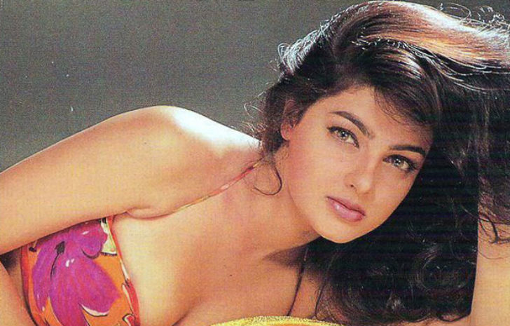 একটি ম্যাগাজিনের কভারে টপলেস হয়ে দেখা গিয়েছিল মমতা কুলকার্নিকে। বিতর্ক তো হয়েইছিল,<br>
সেই সঙ্গে অশ্লীলতার অভিযোগে গ্রেফতার করা হয়েছিল মমতাকে। সঙ্গে ১৫ হাজার টাকা জরিমানাও।<br>
এ সবই ঘটেছিল ওই ফোটোশুটের সাত বছর পর!