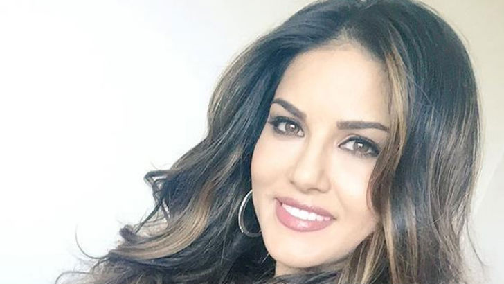 নগ্নতা নিয়ে কোনও রাখঢাক নেই সানি লিওনের।<br>
একটি ম্যাগাজিনের কভারে টপলেস হয়ে দেখা দিয়েছিলেন সানি।