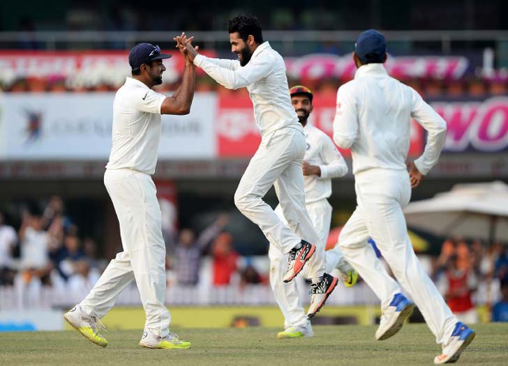 ঘরের মাঠে সেরা বোলিং গড়ের তালিকায় পাঁচ নম্বরে চলে এলেন রবীন্দ্র জাডেজা। তাঁর বোলিং গড় ছিল ১৯.৮৭। দুই ইনিংসে মিলে ৯ উইকেট নেন তিনি। ওই তালিকায় ১৮.০৮ বোলিং গড় নিয়ে এক নম্বরে রয়েছেন ইংল্যান্ডের জিম ল্যাকার।