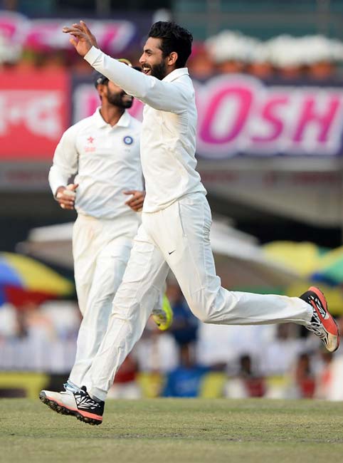 রবীন্দ্র জাডেজা এই সিরিজে ৩ বার অজি অধিনায়ক স্টিভেন স্মিথকে আউট করেছেন।