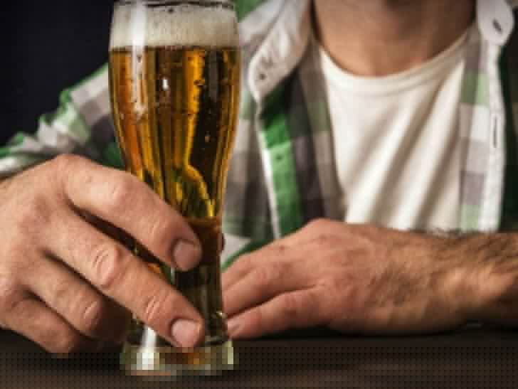 বিয়ার: আপনি কি বিয়ার খান, তা হলে মশাও আপনাকে বেশি খাবে। সমীক্ষায় দেখা গিয়েছে, বিয়ার খাওয়ার <br>পর আমাদের ঘাম থেকে ইথানলের গন্ধ বেরোয়। তাতে বেশি আকৃষ্ট হয় মশা।