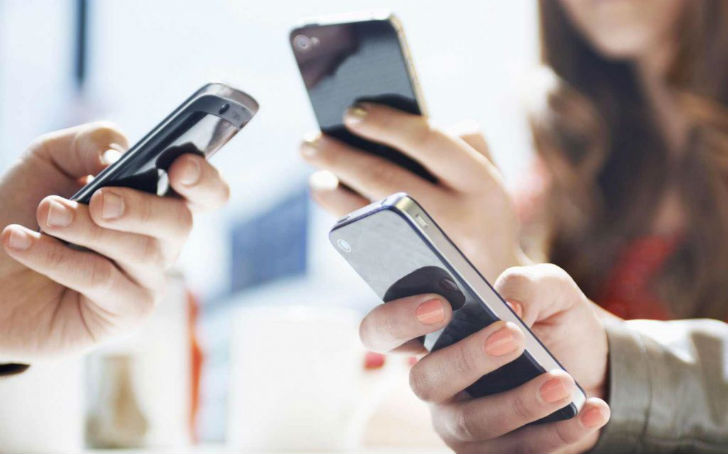 বহু মোবাইল স্টাডি অ্যাপে পড়ুয়াদের পরীক্ষা নেওয়ার ব্যবস্থা রয়েছে। যাতে পরীক্ষার আগে অ্যাপের মাধ্যমে ‘মক টেস্ট’ দিয়ে অনেকটা সরগর হয়ে যেতে পারে পড়ুয়ারা।