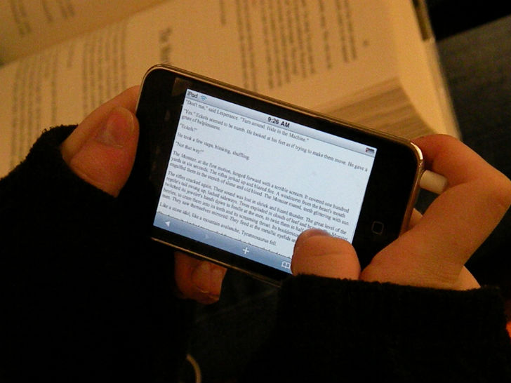 বাজারে অনেকগুলো অ্যাপ্লিকেশন রয়েছে। তার মধ্যে ‘আই টিউনস ইউ’ বেশ জনপ্রিয়। যেখানে বিশ্বের শীর্ষ স্থানে থাকা বিশ্ববিদ্যায়ের পাঠক্রম মিলবে। এরই সঙ্গে মিলবে স্টাডি মেটেরিয়ালও।