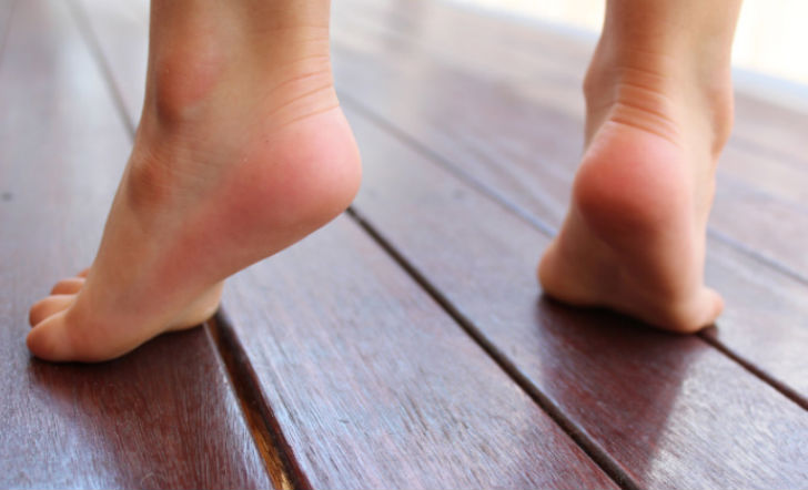 পায়ের আঙুলের ওপর ভর দিয়ে দাঁড়ান। এ ভাবেই ২০ সেকেন্ড ধরে হেঁটে বেড়ান।<br>
খানিকটা বিশ্রাম নিন। ফের শুরু করুন আঙুলে ভর দিয়ে হাঁটা। এ ভাবে মোট<br>
পাঁচ বার ব্যায়ামটা করুন। প্রতি বারের ফাঁকে বিশ্রাম নিতে ভুলবেন না।<br>
দিনে দু’বার এটি করুন। এতে পায়ে পেশী ও লিগামেন্টের শক্তি বাড়বে।