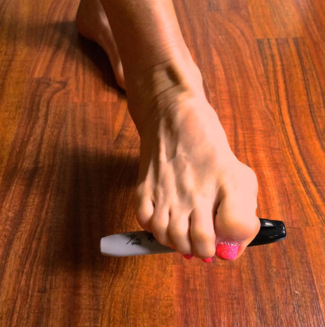 পায়ের আঙুল দিয়ে কোনও একাট পেন বা পেন্সিল তুলে ধরুন। ১০ সেকেন্ড<br>
এ ভাবেই থাকুন। এর পর আগের অবস্থায় ফিরে যান। দু’পায়ে পাঁচ বার করে<br>
ব্যায়ামটি সপ্তাহে দু’তিন বার করুন। এতে পায়ের পেশী শক্তিশালী হবে।