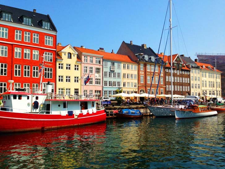 ডেনমার্ক - তিন বছর ধরে এই দেশ সুখের তালিকায় এক নম্বর ছিল। এ বারে এক থেকে দুই-এ নেমেছে ডেনমার্ক। স্কোর ৭.৫২২।