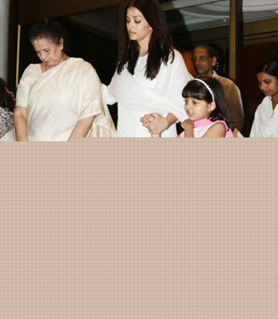 মা বৃন্দা রাইকে সঙ্গে নিয়ে সভায় ঢুকছেন ঐশ্বর্যা।