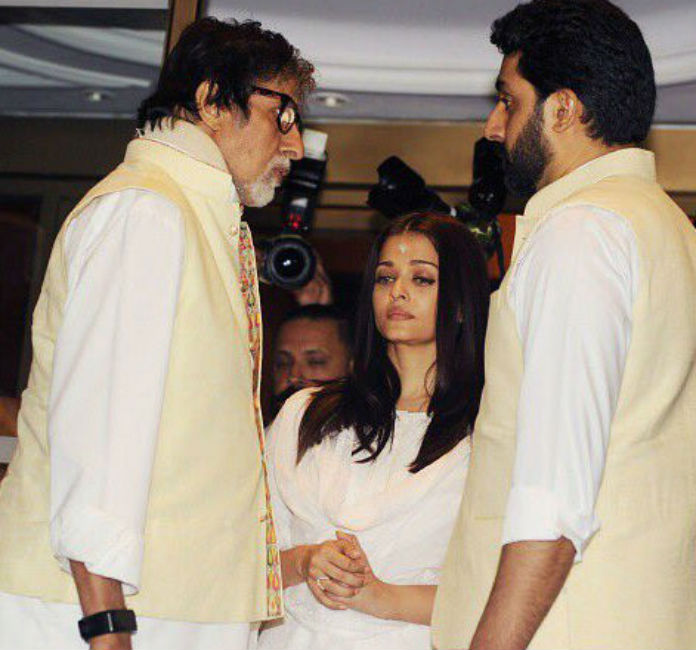 সভার ফাঁকেই বাবা-ছেলের কথাবার্তা।<br>
অভিষেক ও অমিতাভের সঙ্গে দেখা গেল ঐশ্বর্যাকেও।