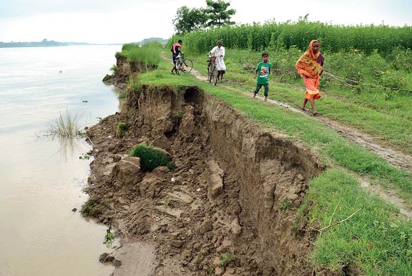 ভাঙন: এ ভাবেই ভাঙছে গঙ্গার পাড় (ছবিটি নদিয়ার নাকাশিপাড়ার উদয়চন্দ্রপুরের)। তা ঠেকানোর জন্যই পাড়ে ভেষজ গাছ লাগানোর পরিকল্পনা। —ফাইল চিত্র