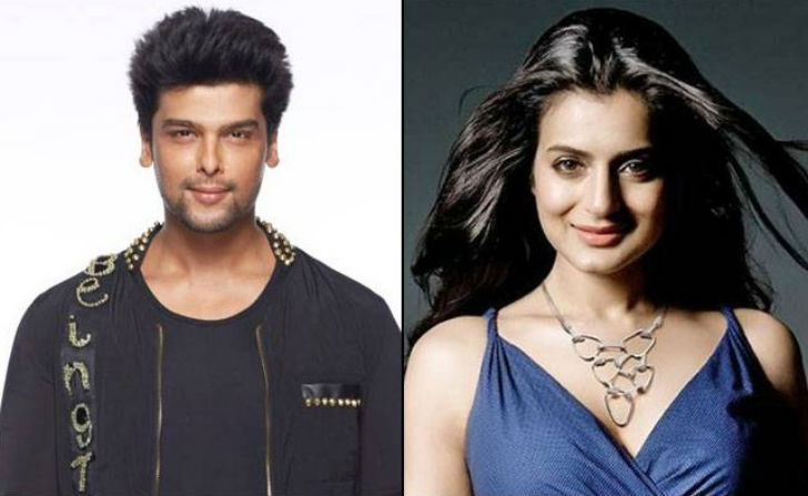 আমিশা পটেল-কুশল টন্ডন: <br> 
সামনাসামনি নয় বটে, তবে টুইটার লড়াইয়েও কেউ কাউকে বিনা যুদ্ধে এক ছটাক মাটিও ছাড়েননি। কুশল টুইটারে <br> লিখেছিলেন, সিনেমায় জাতীয় সঙ্গীত চলাকালীন উঠে দাঁড়াননি আমিশা। এর উত্তরে আমিশাও তাঁকে এক হাত নেন। <br> ছেড়ে কথা বলেননি কুশলও। বেশ কিছু দিন ধরে চলেছিল তাঁদের এই টুইটার যুদ্ধ।