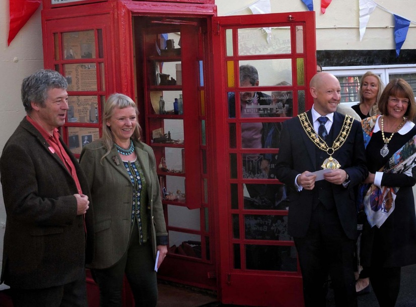 প্রথমে ঠিক হয় লাইব্রেরি তৈরি করা হবে এই বুথের মধ্যে।