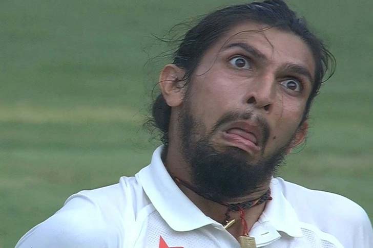 ৫ মার্চ, বেঙ্গালুরু- স্লেজিং যুদ্ধ যে দিন চরম আকার নেওয়ার হুঙ্কার দিল। স্টিভ স্মিথ ব্যাট করতে এলে তাঁকে আক্রমণ শুরু ভারতীয়দের। স্মিথকে নকল করে ভেংচি কাটলেন ইশান্ত শর্মা। ভাইরাল হয়ে গেল ইশান্তের সেই বিরল ছবি