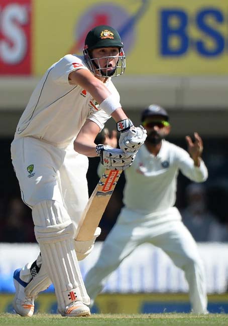 ৬ মার্চ, বেঙ্গালুরু- বেঙ্গালুরু টেস্টের তৃতীয় দিন ড্রিঙ্কসে ভারতীয় ব্যাটসম্যানদের নিয়ে নিজেদের মধ্যে হাসি-মস্করা করতে থাকেন অস্ট্রেলীয় ক্রিকেটারেরা। বেশ অপমানজনক মন্তব্যও করেন তাঁরা। অভিনব মুকুন্দ ও কেএল রাহুলকে শুনতে হল আপত্তিজনক কথা।