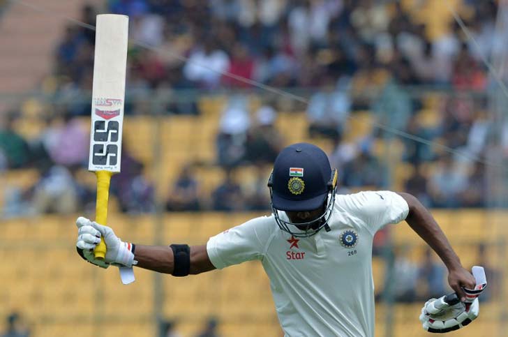 ৬ মার্চ, বেঙ্গালুরু - স্লিপে স্মিথ অসাধারণ ক্যাচ নিয়ে কে এল রাহুলকে ফেরানোর পর বোলার ও’কিফ তাঁকে উল্টোপাল্টা কথা শুনিয়ে দিলেন। কোহালি ব্যাট করার সময় স্টাম্প মাইকে শোনা যাচ্ছিল ওয়েড তাঁকে নিয়ে সতীর্থদের বলছেন, ‘‘স্কিপার ইজ অ্যাংরি, স্কিপার ইজ অ্যাংরি।’’