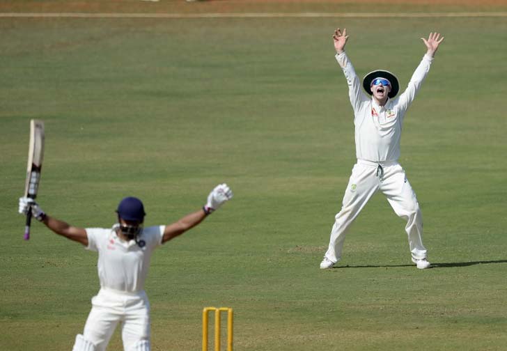 ৭ মার্চ, বেঙ্গালুরু- নিজের আউটের রিভিউ নেওয়ার আগে স্মিথের ড্রেসিংরুমের দিকে তাকানো নিয়ে আম্পায়ারের কাছে নালিশ জানান কোহালি। স্মিথ পরে বলেন, ‘‘আমার মাথা কাজ করছিল না। আমারই ভুল’’। কোহালি উত্তরে বলেন, ‘‘মাথা কাজ করছিল না আবার কী! তিন দিন ধরে ওরা এটা করেছে। আমি ব্যাট করার সময়ই দু’বার এরকম করতে দেখেছি।’’ দুই বোর্ডের মধ্যে ঝামেলা শুরু হয়েও পরে সমঝোতা। বিতর্ক তবু চলল।