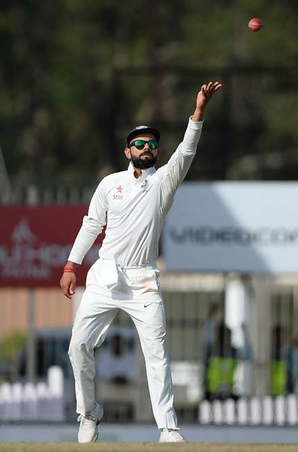 ১৮ মার্চ, রাঁচী- দু’দিন আগে বাউন্ডারিতে ফিল্ডিং করতে গিয়ে কাঁধে চোট পান বিরাট কোহালি। কাঁধে হাত চেপে ড্রেসিংরুমে ফিরেছিলেন তিনি। একই ভাবে বাউন্ডারি লাইনে ডাইভ দিয়ে উঠে কোহালিকে নকল করে কাঁধে হাত চেপে হাসতে হাসতে নিজের জায়গায় ফেরেন গ্লেন ম্যাক্সওয়েল। এই নিয়ে ফের শুরু হয় বিতর্ক। অস্ট্রেলিয়ার রিভিউ বাতিল হওয়ার পর কোহালির হাততালি দিয়ে উচ্ছ্বাস প্রকাশ নিয়েও চর্চা হতে থাকে।