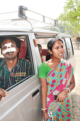 আহত স্বামীকে নিয়ে। নিজস্ব চিত্র

