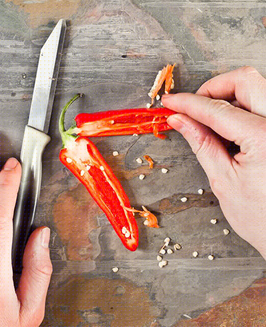 লঙ্কা কাটার পর অনেকেরই হাত জ্বালা করে। এটা কমাতে হাতে একটু অলিভ অয়েল মেখে নিন।<br>
এর পর সাবান দিয়ে হাত ভাল করে ধুয়ে নিন। হাতের জ্বালা ভাব কমে যাবে।