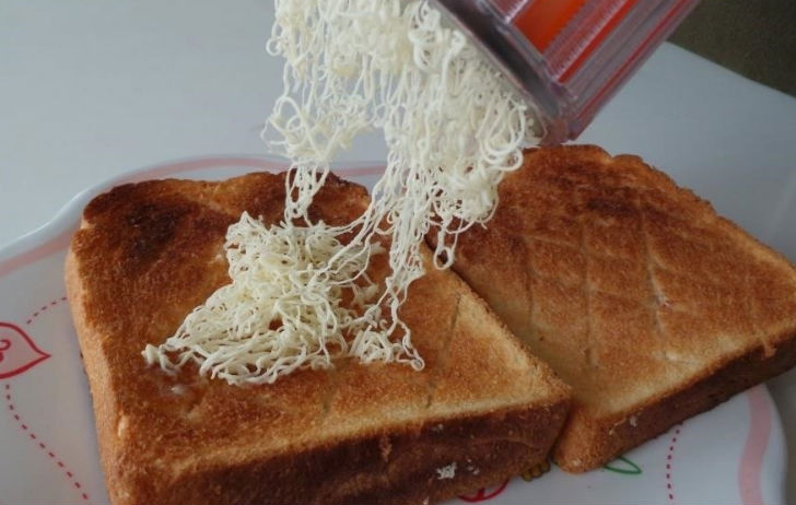 সাতসকালে বাটারড টোস্ট খেলে ইচ্ছে করছে। অথচ ফ্রিজ থেকে মাখন বের করে তা রুম টেম্পারেচারে<br>
নিয়ে আসতে বেশ কিছু ক্ষণ অপেক্ষা করতে হয়। এ বার থেকে অপেক্ষা না করে বরং চিজের মতোই মাখন গ্রেট করে নিন।