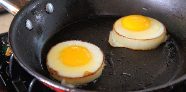 রেস্তোরাঁর মতো একেবার পারফেক্ট শেপের পোচড এগ খেতে চান? তবে ফ্রাইং প্যানে<br>
একটি অনিয়ন রিং রেখে তার মধ্যে ডিম ঢেলে দিন। বাড়িতেই তৈরি পারফেক্ট শেপের পোচড এগ।