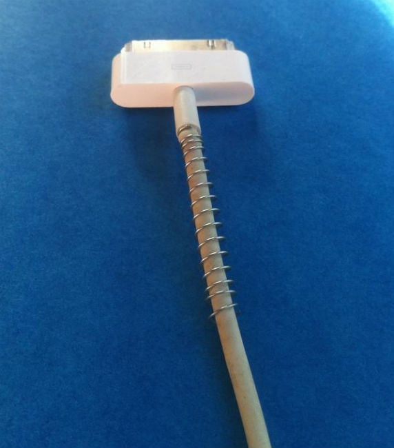 তার পুরনো হয়ে গেলে অনেক সময়ই তাতে চিড় ধরতে থাকে।<br>
একটি বলপেনের স্প্রিং খুলে ওই তারে জড়িয়ে নিন। দেখবেন, তারে চিড় ধরবে না।