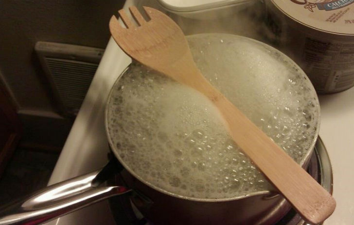 ফুটন্ত জল উপচে পড়া রুখতে সসপ্যানের উপরে একটি কাঠের খুন্তি বা চামচ রেখে দিন। জল উপচে পড়বে না।