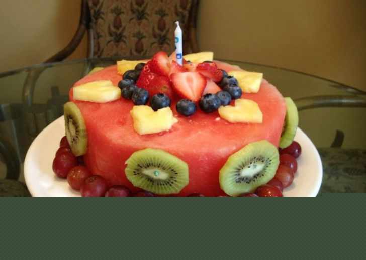 কেক-এর উপর মোমবাতি জ্বালিয়ে জন্মদিন উদ্‌যাপন করতে কে না ভালবাসেন!<br>
তবে মোমবাতি গলে গিয়ে কেকের উপর পড়লে জন্মদিনের আনন্দটাই মাটি হয়ে যেতে পারে।<br>
এ বার থেকে কেকের উপর একটা চেরি বা কোনও ফলের টুকরো রেখে তার উপর<br>
মোমবাতি রাখুন। মোমবাতি গলে গেলেও তাতে কেকের উপর পড়বে না।