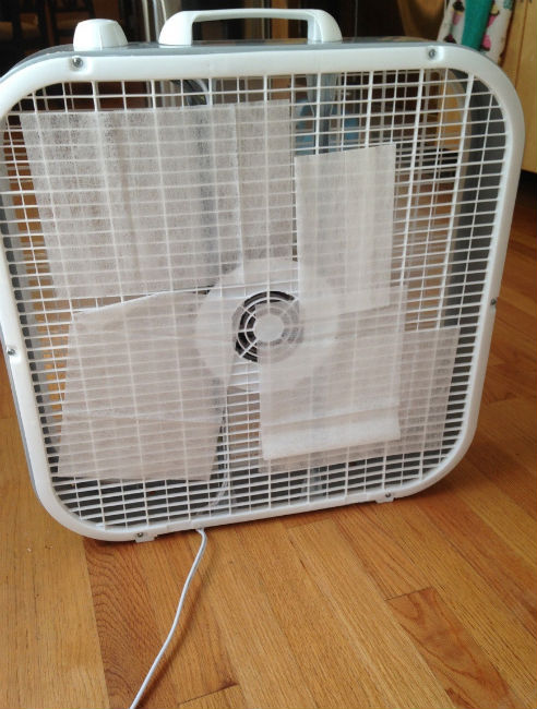 রুম ফ্রেশনার ফুরিয়ে গিয়েছে? একটি টিস্যু পেপারে খানিকটা পারফিউম ঢেলে<br>
টেবল ফ্যানের ভিতরে লাগিয়ে দিন। দেখবেন সুন্দর গন্ধে ভরে উঠেছে ঘর।