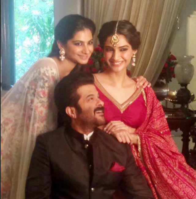 সোনম কপূরের বোন রিহা কপূর।<br> দিদির মতো ক্যামেরায় সামনে থাকার চেয়ে পিছনে থাকতেই বেশি পছন্দ রিহার।<br> সোনমের অবাক করা লুকের জন্য বেশিরভাগ কৃতিত্বই নাকি তাঁর।<br> ‘ওয়েক আপ সিড’-এর সহকারী পরিচালকও ছিলেন তিনি।