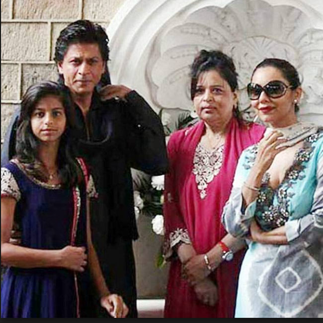 শাহরুখের দিদি শেহনাজ লালালুখ।<br> গ্ল্যামার থেকে অনেক দূরে থাকা এই দিদি শাহরুখের সঙ্গে মন্নতেই থাকেন।