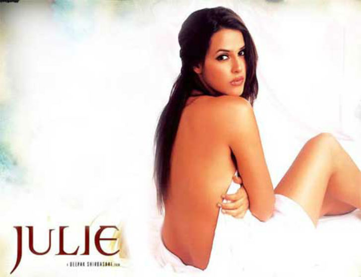 জুলি: নেহা ধুপিয়া, প্রিয়াংশু চট্টোপাধ্যায়, যশ টোঙ্ক, সঞ্জয় কপূর অভিনীত এই ছবিটি নিয়ে সমালোচনার ঝড় উঠেছিল। ছবির প্রচার চলাকালীন নেহা ধুপিয়া বলেছিলেন, ‘‘এই ইন্ডাস্ট্রিতে শুধু সেক্স আর শাহরুখ খান বিক্রি হয়।’’